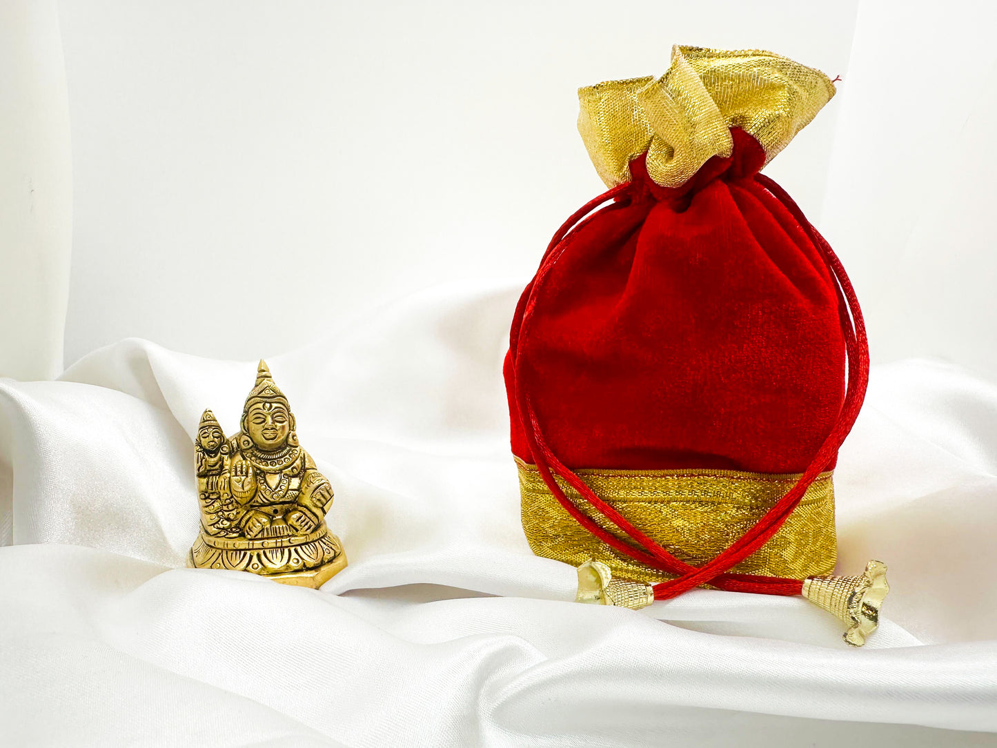 अक्षय तृतीया स्पेशल कॉम्बो - वैभव लक्ष्मी एवं श्री कुबेर मूर्ति + कुबेर धन वर्षा पोटली